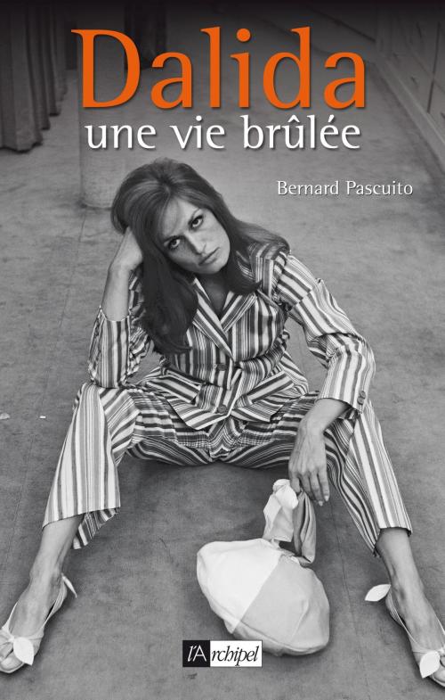 Cover of the book Dalida, une vie brûlée by Bernard Pascuito, Archipel