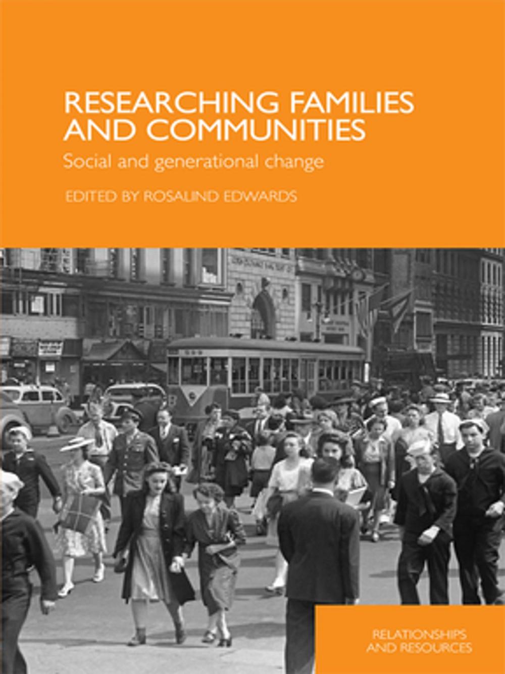 Big bigCover of Researching Families and Communities