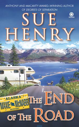 Cover of the book The End of the Road by Laurie Cass