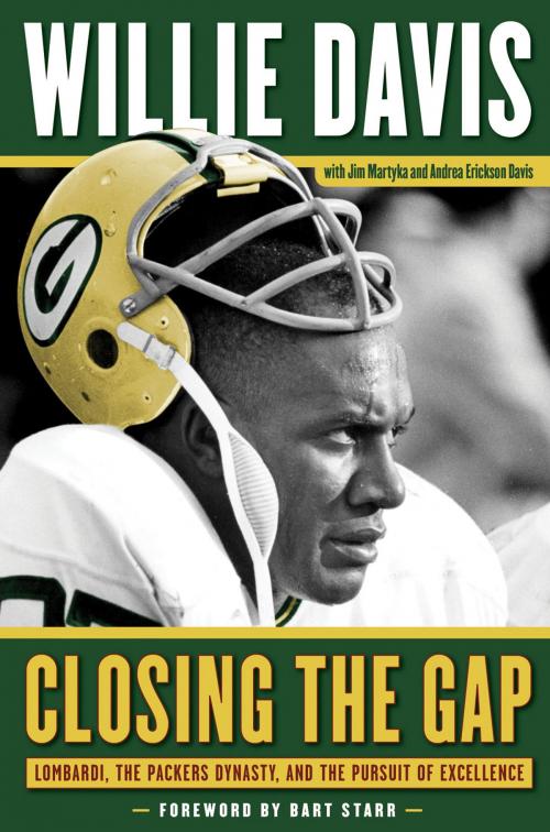 Cover of the book Closing the Gap by Willie Davis, Jim Martyka, Andrea Erickson Davis, Triumph Books