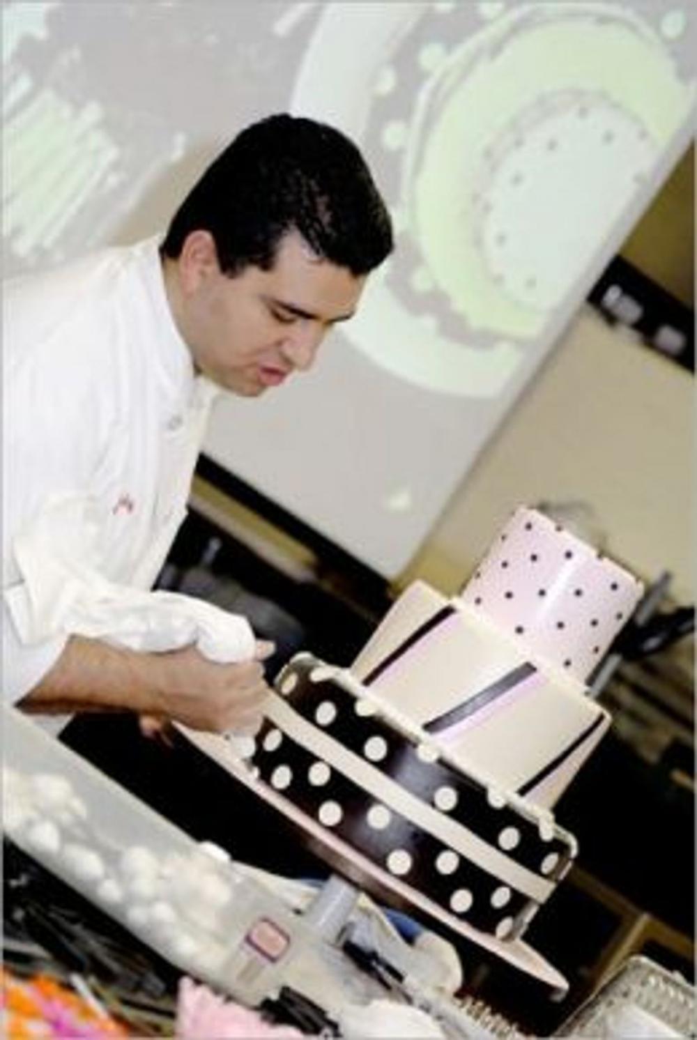 Big bigCover of An Exclusive Beginners Guide to Becoming a Professional Cake Decorator From Home