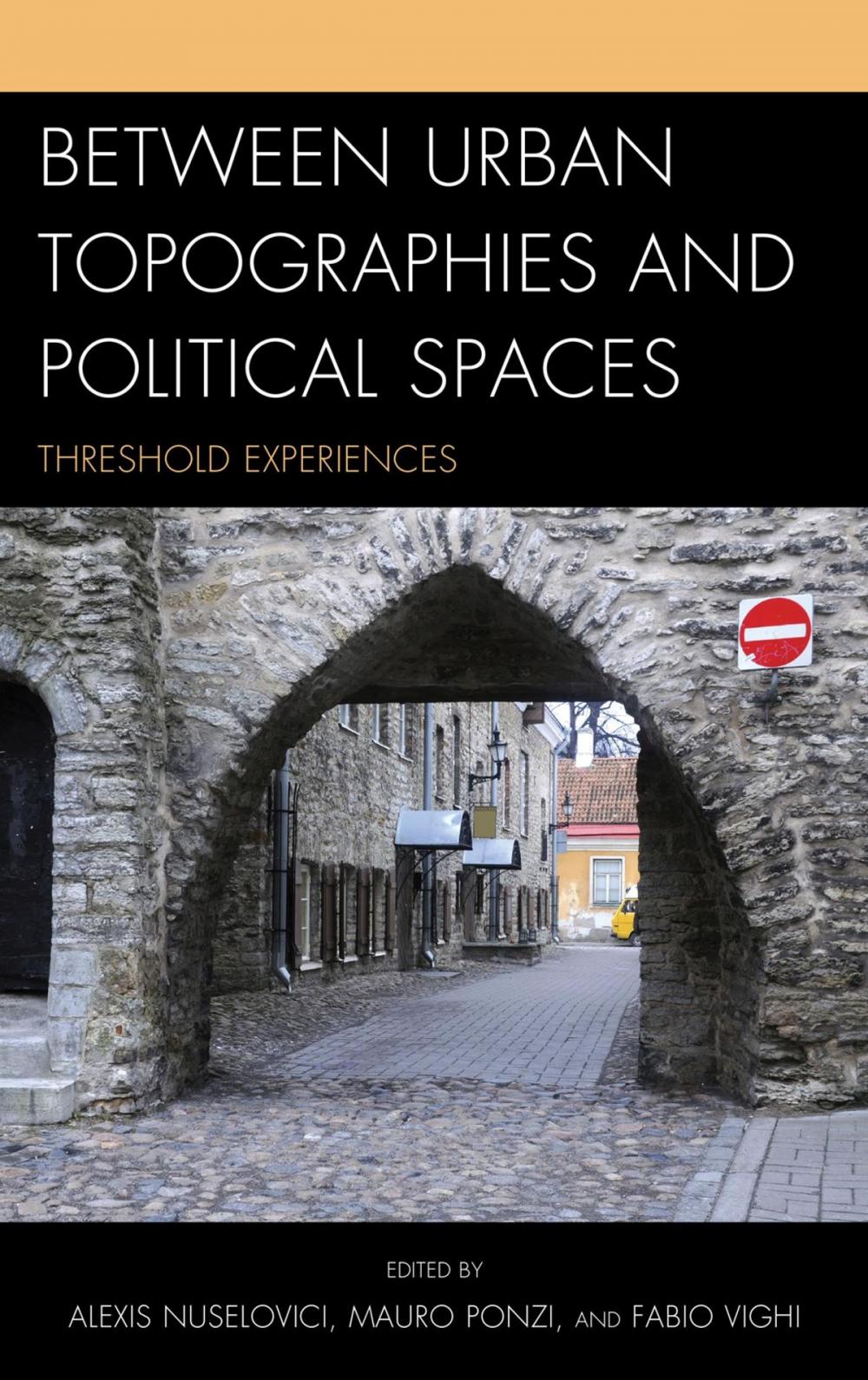 Big bigCover of Between Urban Topographies and Political Spaces