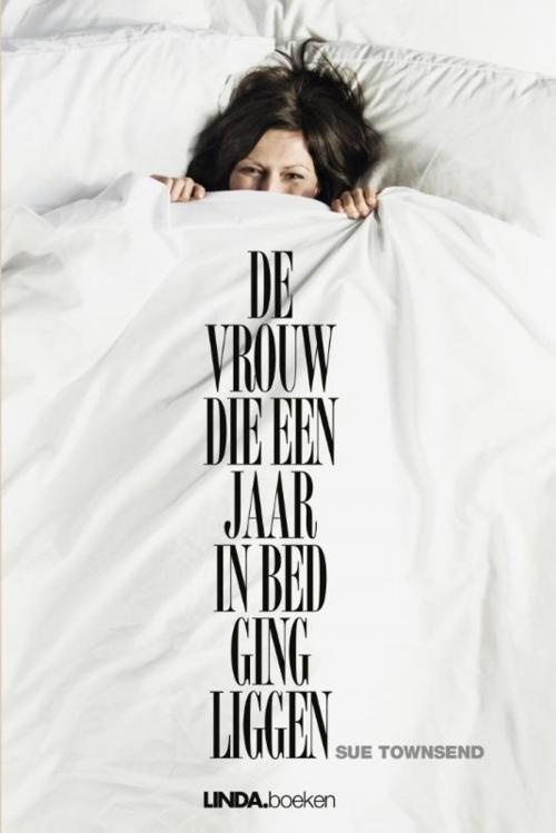 Cover of the book De vrouw die een jaar in bed ging liggen by Sue Townsend, Singel Uitgeverijen