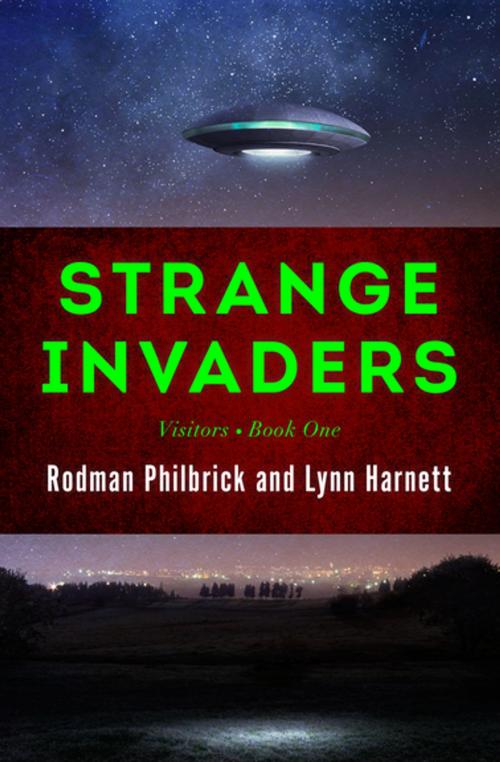 Cover of the book Strange Invaders by Rodman Philbrick, Lynn Harnett, Open Road Media