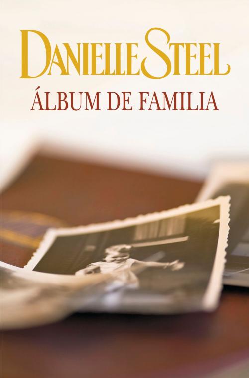Cover of the book Álbum de familia by Danielle Steel, Penguin Random House Grupo Editorial España