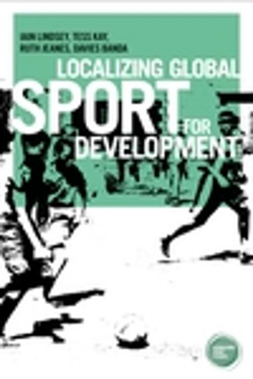 Cover of the book Localizing global sport for development by Iain Lindsey, Tess Kay, Ruth Jeanes, Davies Banda, Manchester University Press