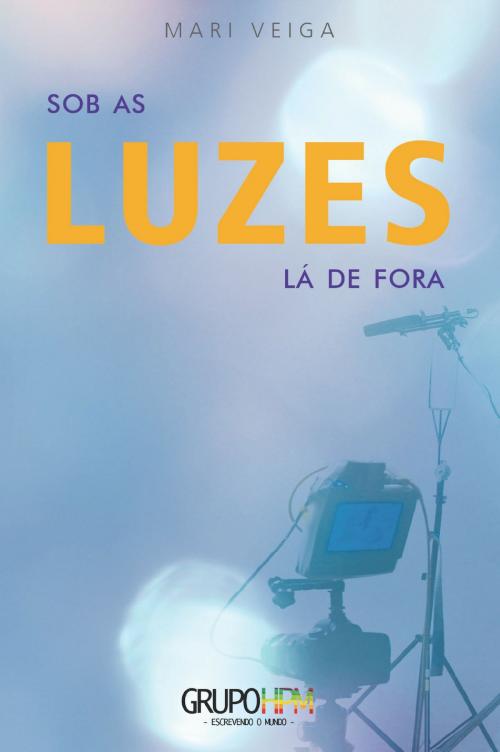 Cover of the book Sob as luzes lá de fora by Mari Veiga, GrupoHPM